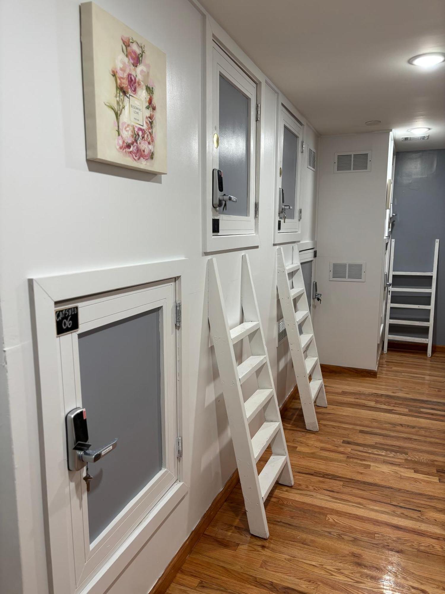 Capsule Hostel Ньюарк Экстерьер фото
