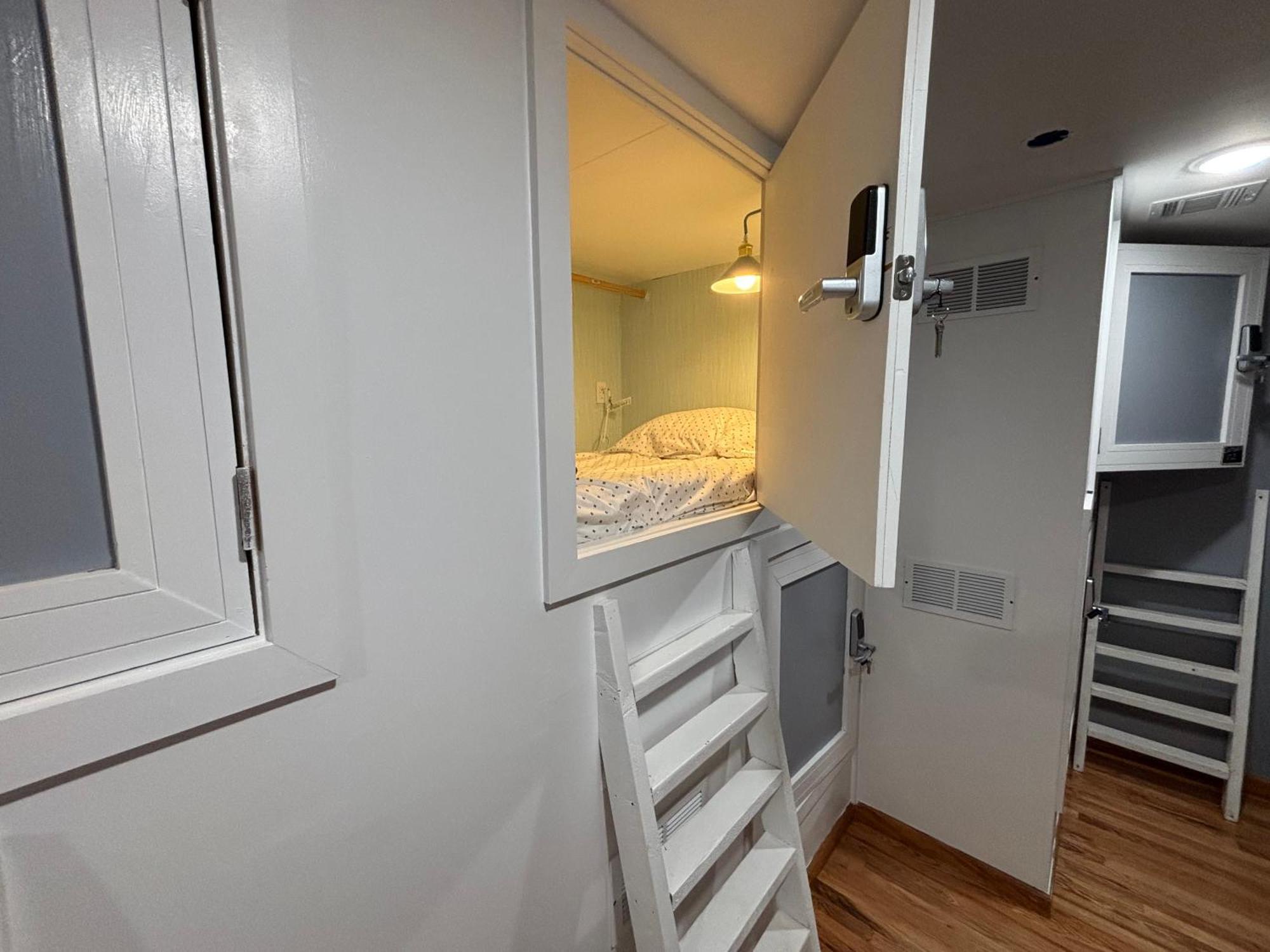 Capsule Hostel Ньюарк Экстерьер фото